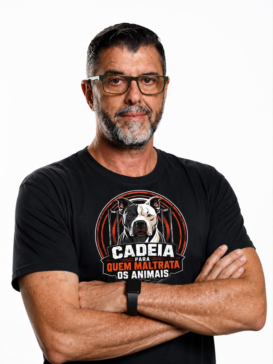 João Valois, de camisa preta do movimento Cadeia para quem maltrata os animais e braços cruzados, em fundo claro.